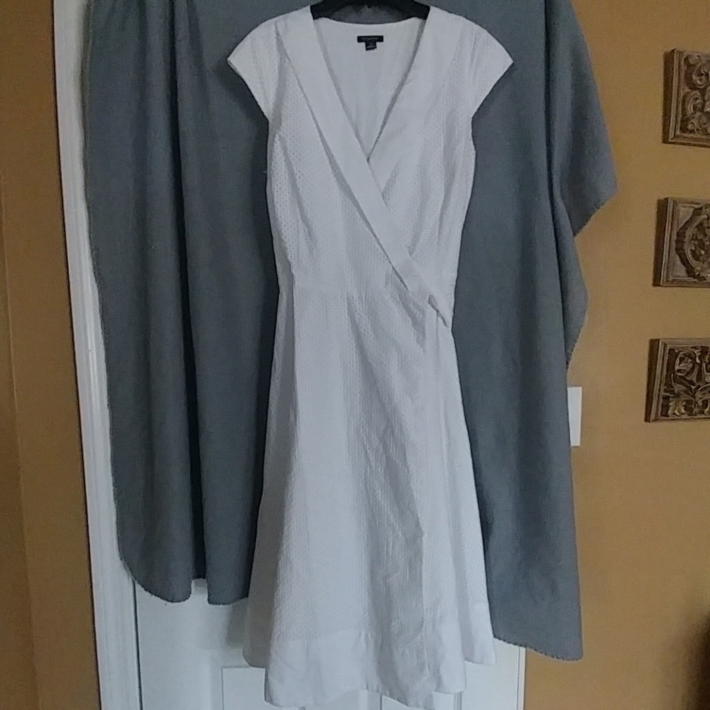 🎉SALE🎉 Beautiful white midi wrap dress